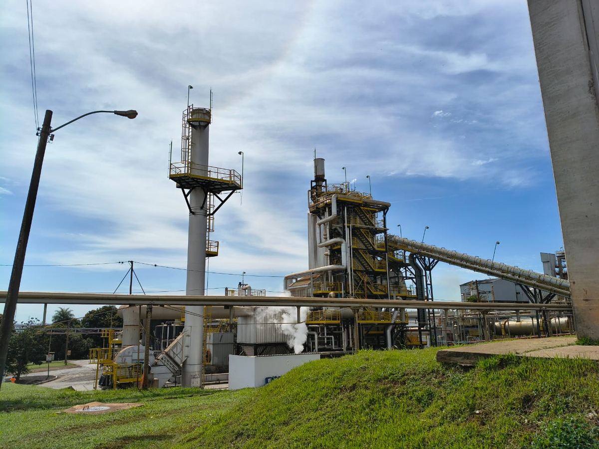 Chaminés e torres industriais com sistema de captação de descargas atmosféricas